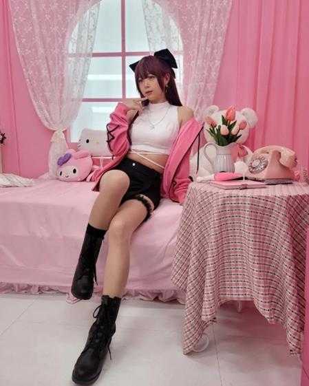 黑丝美腿格外诱人!清纯系韩妹Coser“luppicos”赏