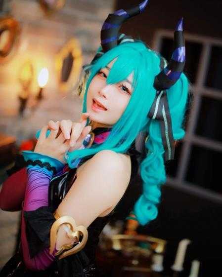 黑丝美腿格外诱人!清纯系韩妹Coser“luppicos”赏