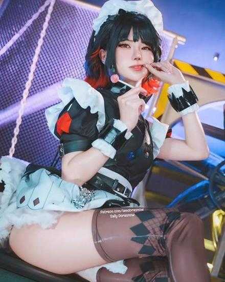 COSPLAY图赏:大马正妹COS《绝区零》鲨鱼妹 比基尼泳装大秀美体
