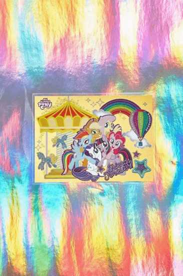 稀有度拉满!首款小马宝莉背卡引爆网络热梗