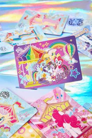 稀有度拉满!首款小马宝莉背卡引爆网络热梗